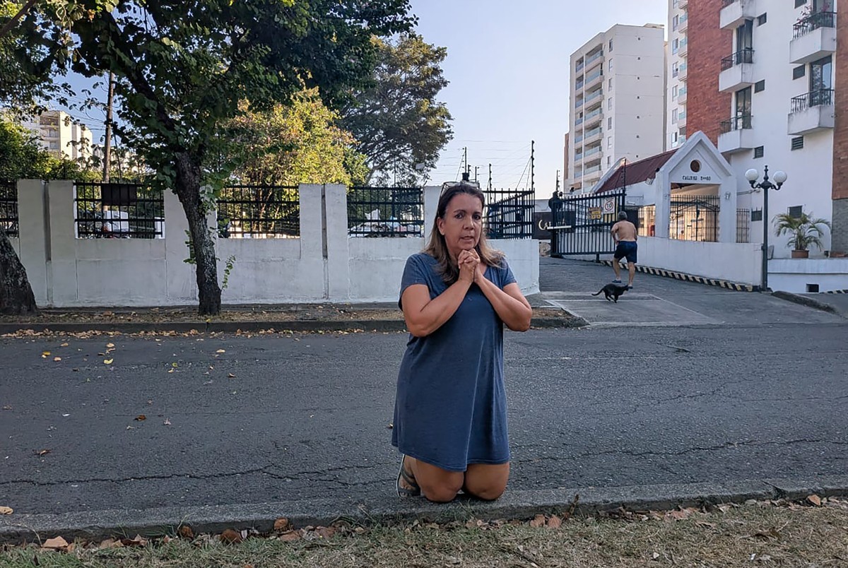 Mulher reza em rua de Cali, uma das cidades colombianas atingidas por terremoto de magnitude 7,4 — Foto: JOAQUIN SARMIENTO/AFP