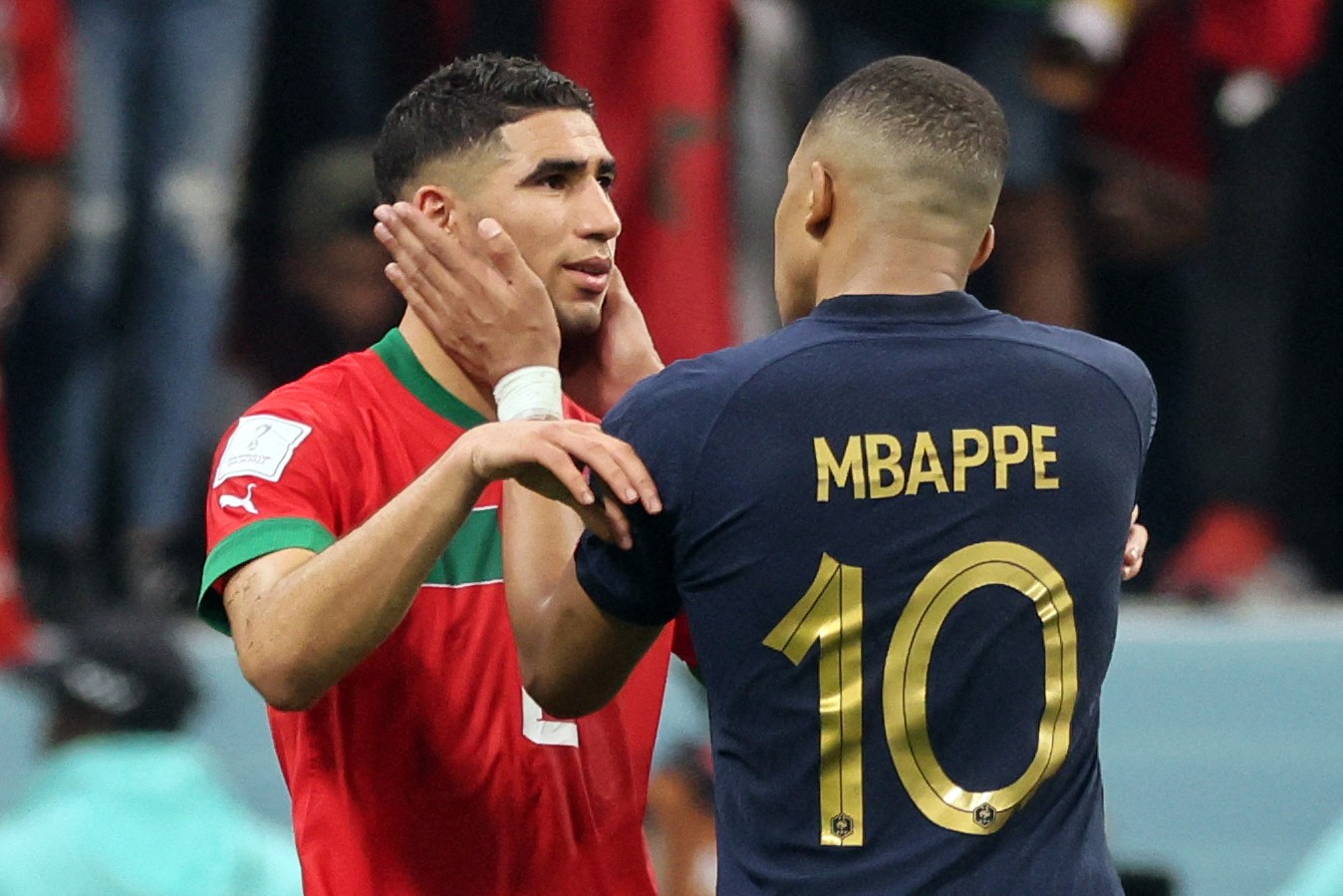 Mbappé conforta o zagueiro do Marrocos Achraf Hakimi ao final da partida — Foto: KARIM JAAFAR / AFP