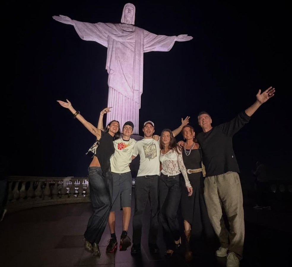 Dua Lipa com família e amigos no Cristo Rendentor — Foto: Reprodução/Dua Lipa