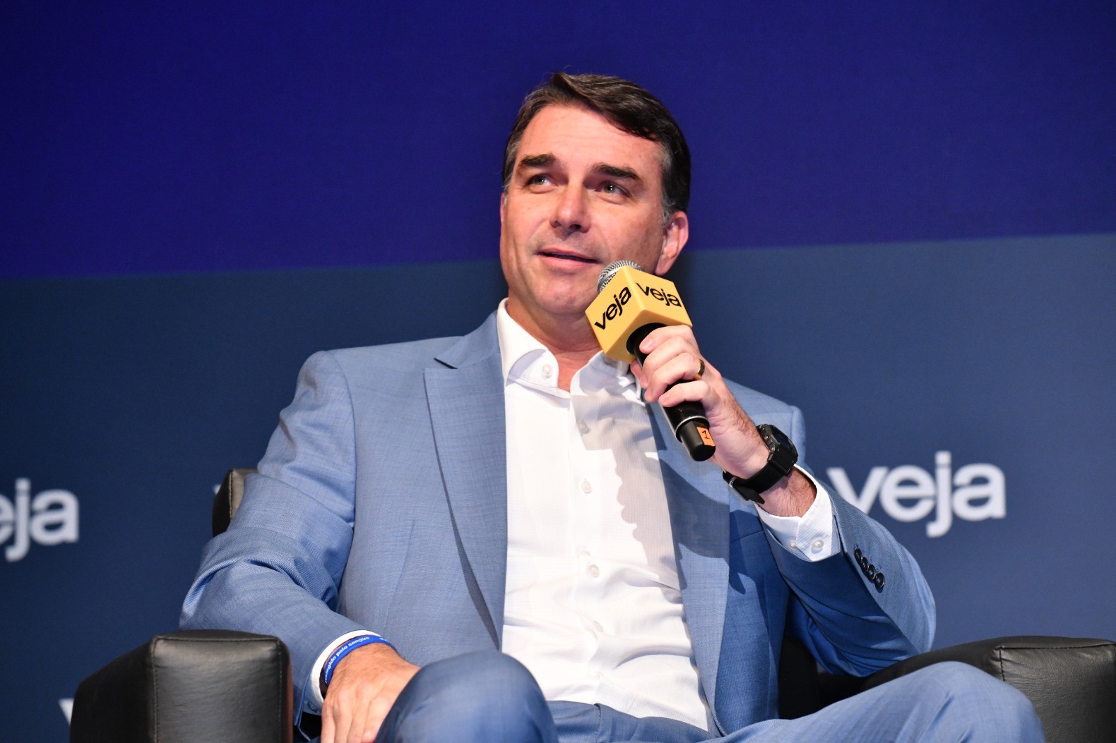 Flávio Bolsonaro defende Bolsa Família e critíca gestão do pai na imprensa