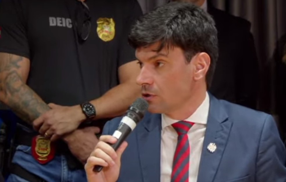 Delegado Ulisses Gabriel, durante coletiva de imprensa sobre ataque a creche em Blumenau, Santa Catarina — Foto: Reprodução