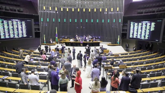Câmara adia votação de destaques da Reforma Tributária em meio a impasse com STF Câmara adia votação de destaques da Reforma Tributária em meio a impasse com STF
