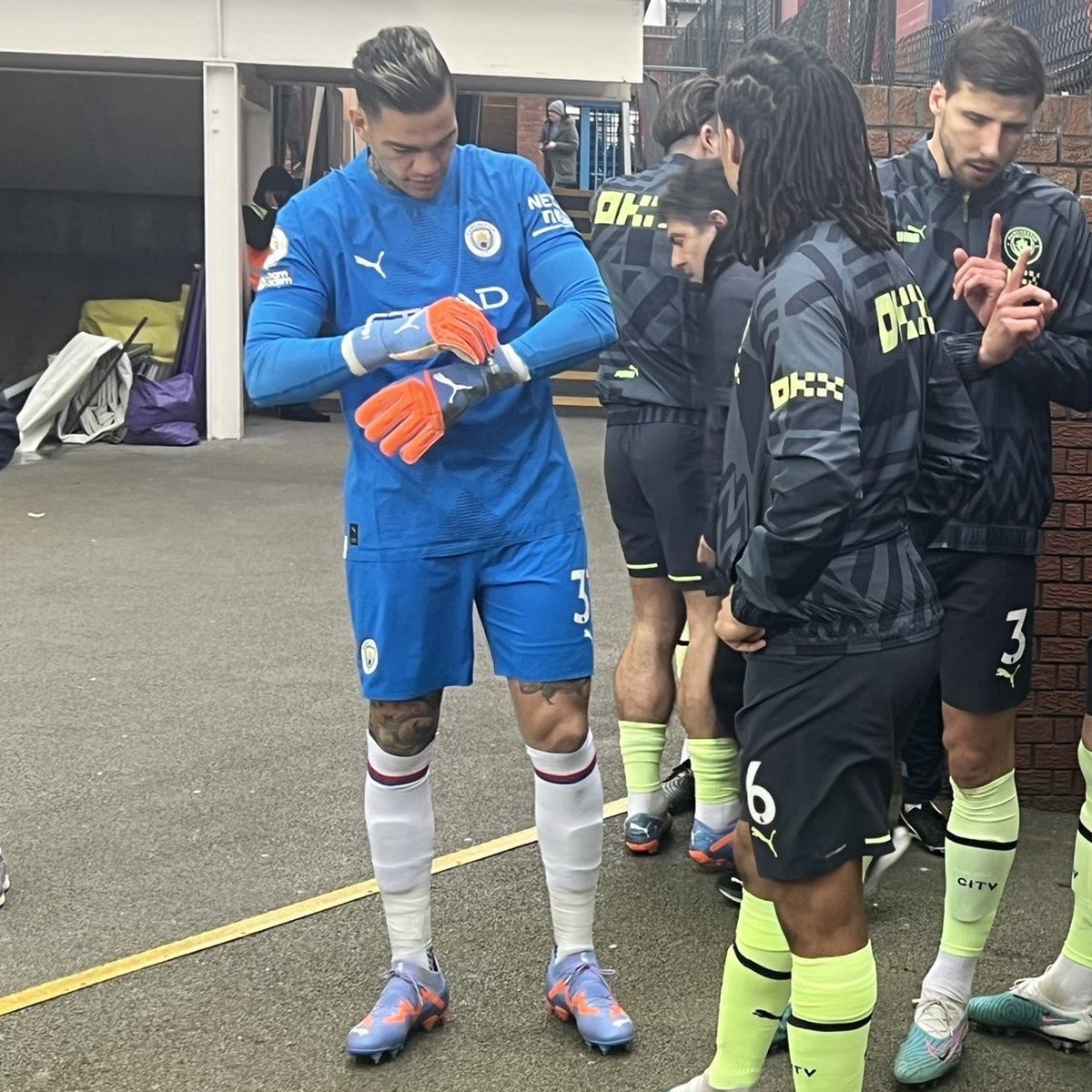 Ederson usa meia de time adversário em jogo do Manchester City na ...
