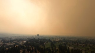 Fumaça de incêndio florestal envolve Kelowna, na Colúmbia Britânica. — Foto: Darren Hull/AFP