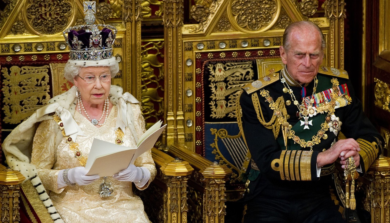 A rainha e o príncipe britânico Philip durante seu discurso na Câmara dos Lordes, na abertura do Parlamento em Westminster, no centro de Londres, em 25 de maio de 2010 — Foto: AFP