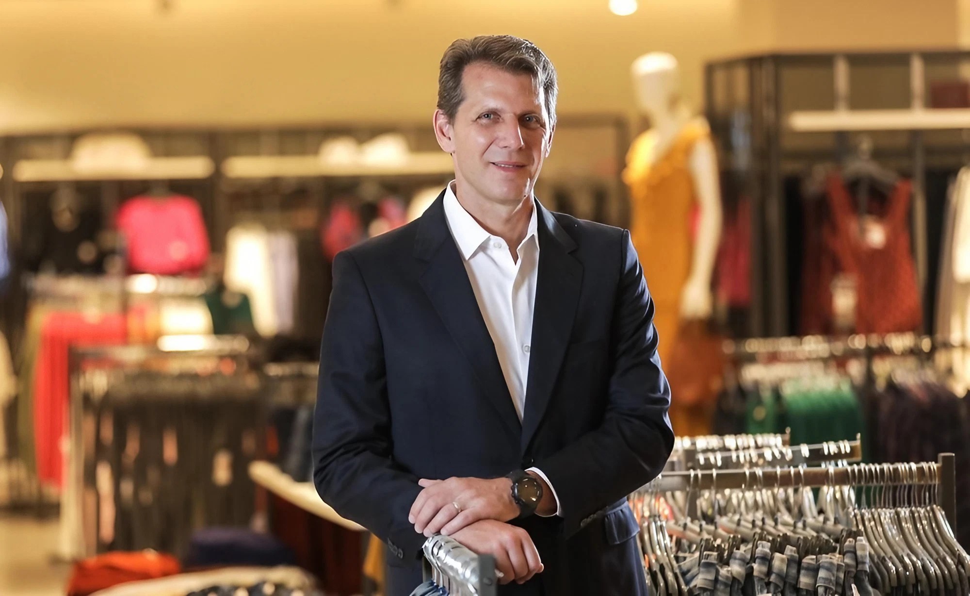 Renner aumenta aposta em IA: de provador virtual ‘generativo’ a modelo-avatar de bebê