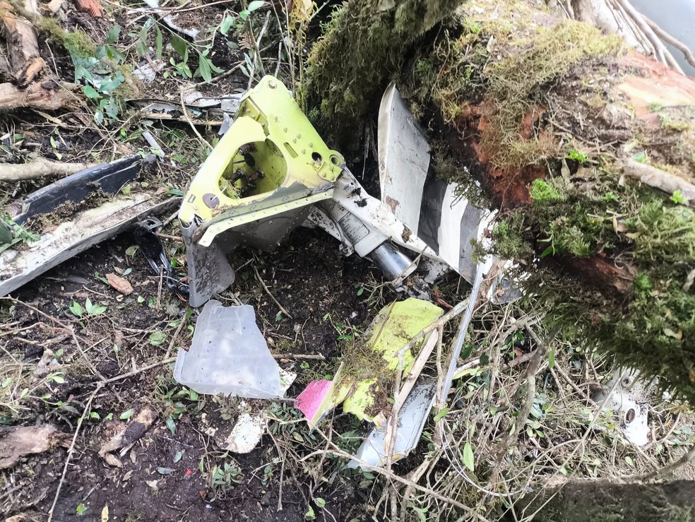 Destroços do helicóptero que caiu e resultou na morte do cantor Rick e de outras quatro pessoas em SC — Foto: Equipe de Caçadores do Barriga