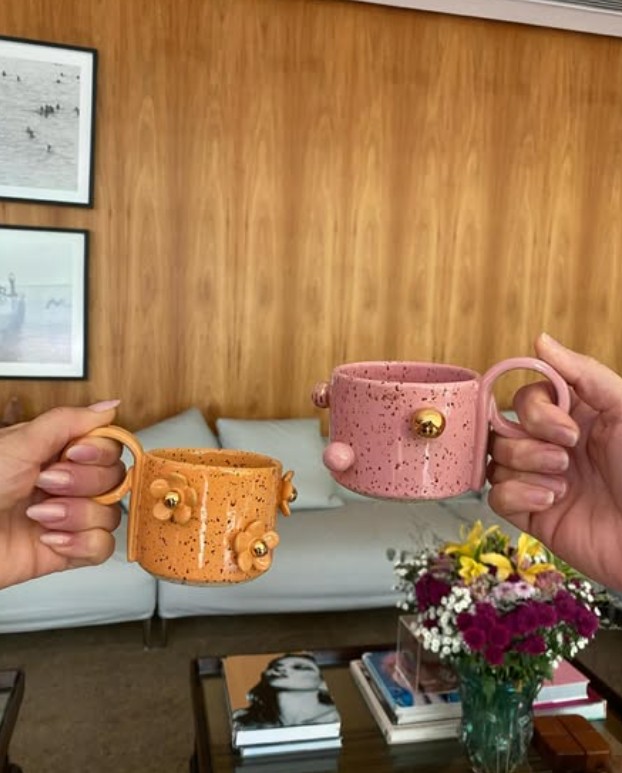 More decor details, with coffee table, flowers and books — Photo: Reproduction