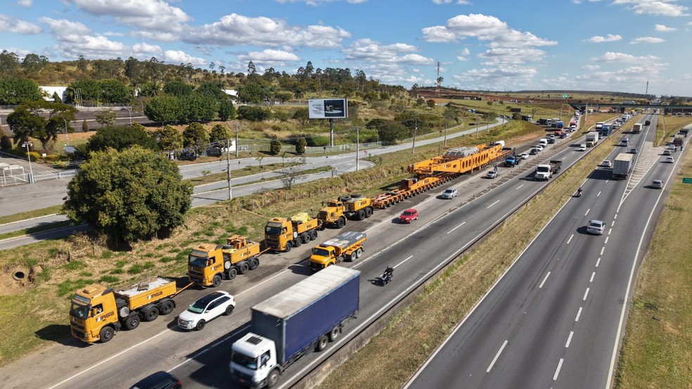 Conjunto Transportador Estacionado na by Dutra pararealização da Manutençãodepneus -foto: reprodução