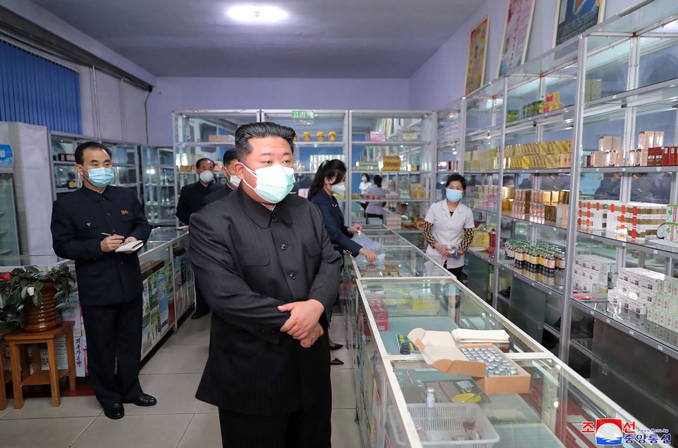 Líder norte-coreano, Kim Jong-un, numa farmácia em Pyongyang em 15 de maio de 2022 AFP — Foto:         