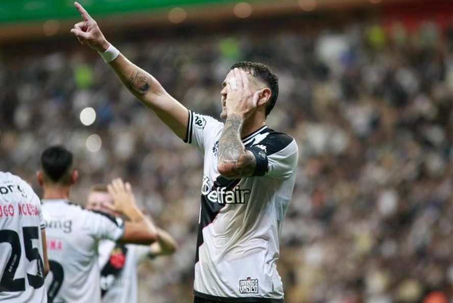 Com sua tradi&ccedil;&atilde;o comemora&ccedil;&atilde;o, Vegetti celebra o gol marcado pelo Vasco contra o Madureira