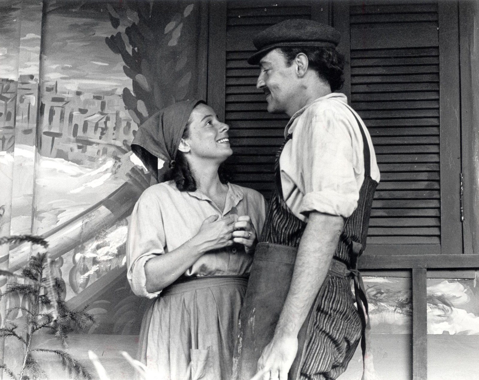 Com Débora Duarte na minissérie 'Anarquistas, Graças a Deus', adaptada do romance de Zélia Gattai. Foi uma das obras preferidas dele, segundo o Memória Globo — Foto: Arquivo 1984