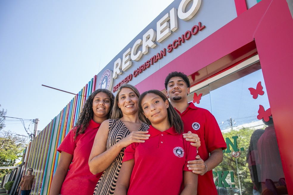 Shirley Amorim, 39 anos, matriculou os seus os filhos Kevin, de 18 anos, Ana Julia, de 13, e Ana Carolina, de 11, em escola bilíngue para que possam fazer faculdade no exterior — Foto: Guito Moreto