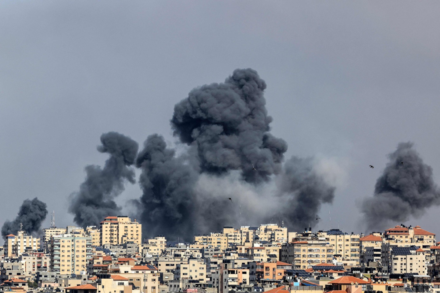 Fumaça sobe sobre a Cidade de Gaza em 7 de outubro de 2023 durante ataques aéreos israelenses — Foto: MAHMUD HAMS / AFP 