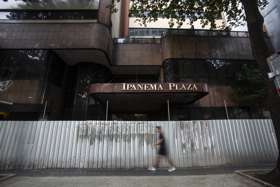 Briga judicial. O Ipanema Plaza cercado por tapumes: 140 suítes e terraço — Foto: Alexandre Cassiano