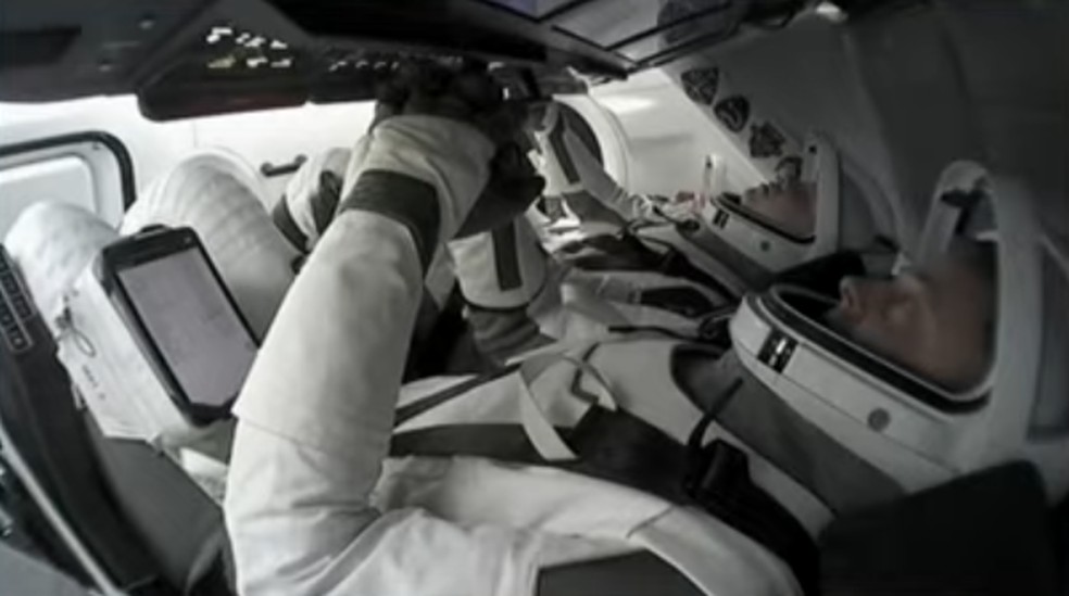 Astronautas estão a caminho da Terra — Foto: Reprodução/Youtube