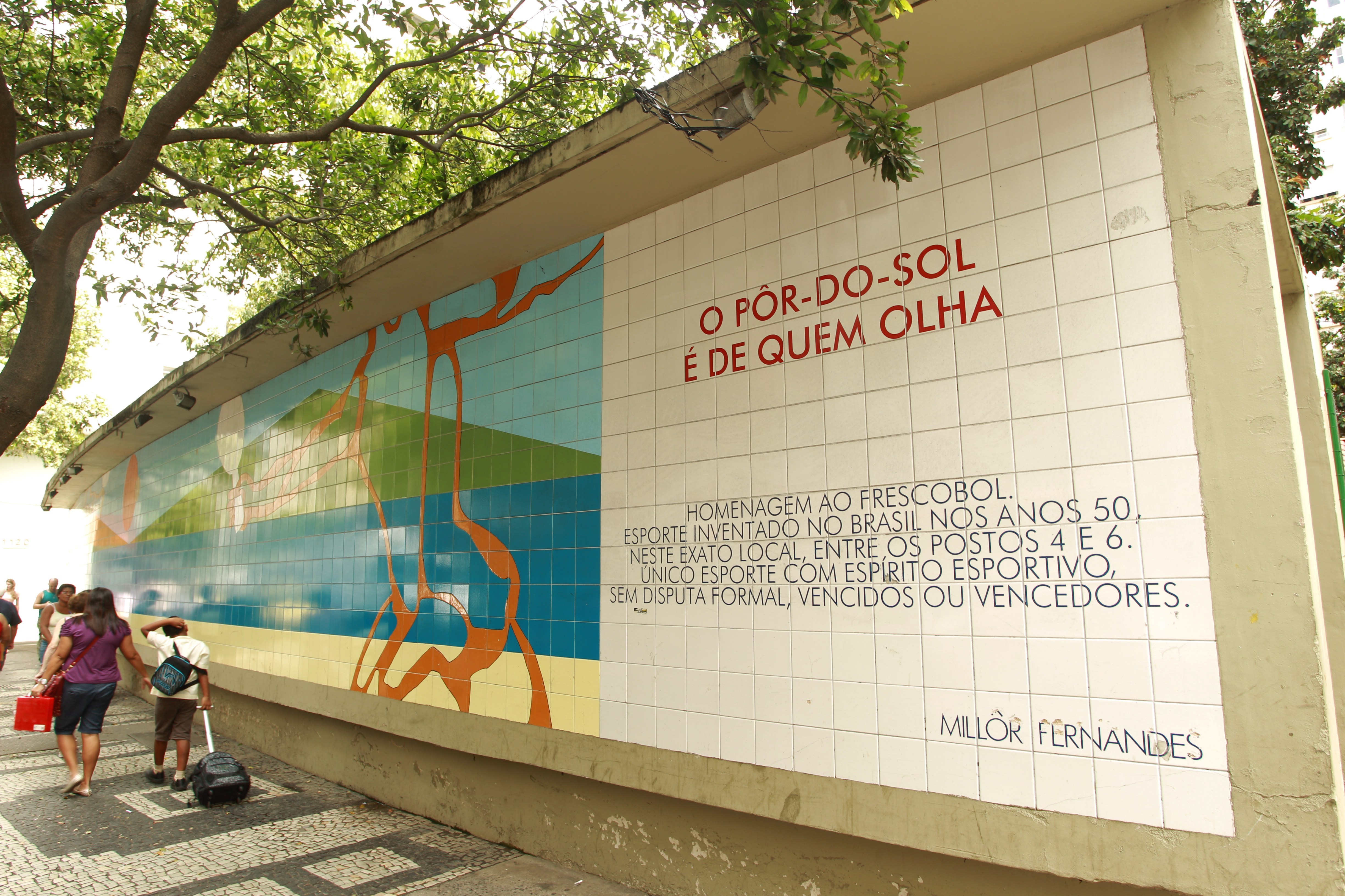 Painel de Millôr Fernandes em muro demolido na Praça Sarah Kubitschek, em Copacabana, ganhará réplica em escola no mesmo bairro
