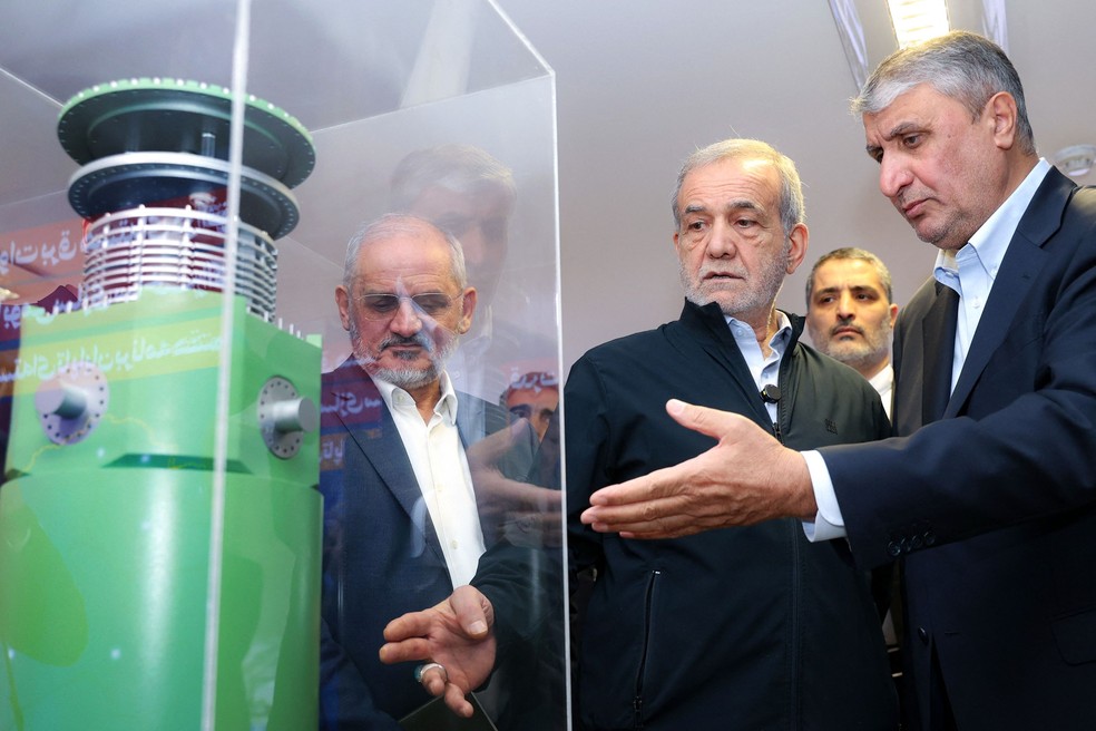 Presidente iraniano, Masoud Pezeshkian, e chefe da Organização de Energia Atômica do Irã, Mohammad Eslami , são fotografados durante o "Dia Nacional da Tecnologia Nuclear", em Teerã — Foto: Presidência do Irã via AFP