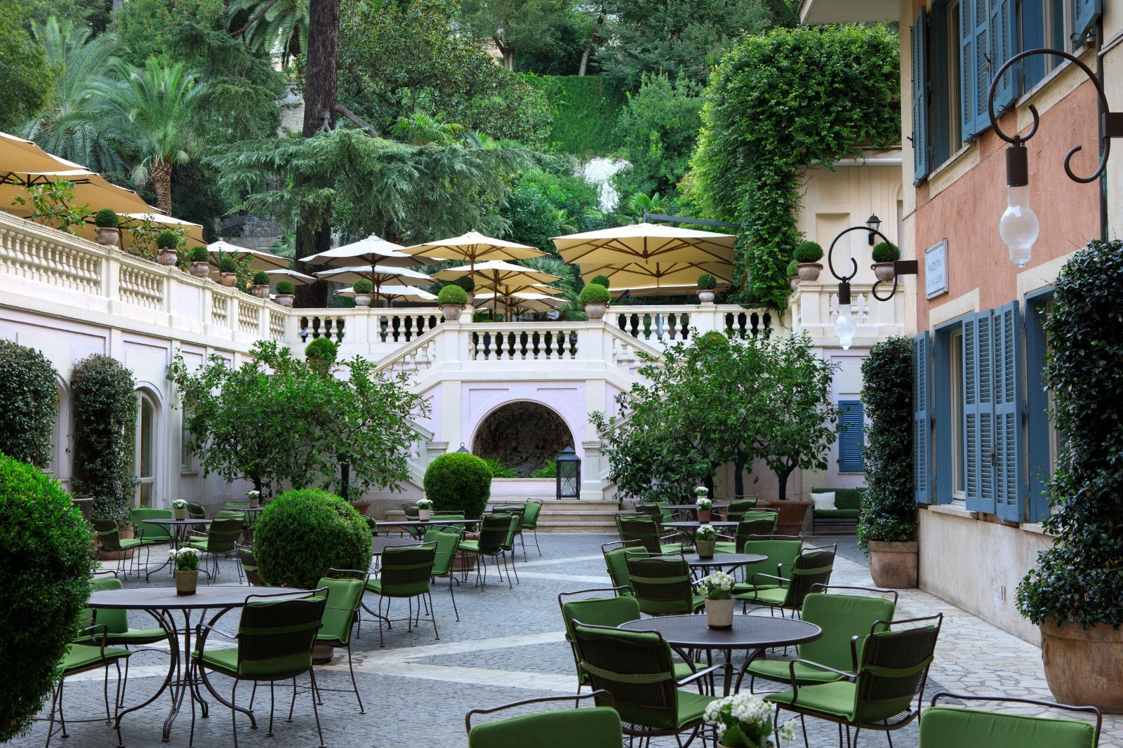 Courtyard of the Hotel de la Russia, an example of luxury accommodation in Rome, Italy — Photo: Cláudia Amorim / O Globo
