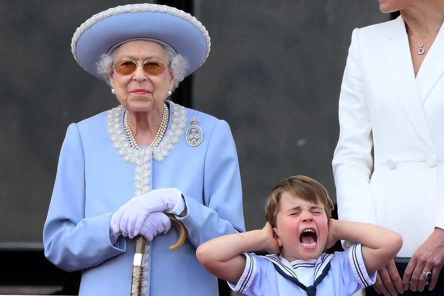 O príncipe britânico Louis de Cambridge ao lado da rainha Elizabeth II, durante as celebrações do jubileu de platina da monarca, em Londres, em 2 de junho.