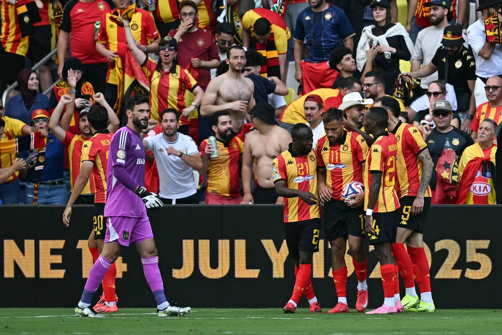 Belaili faz o gol do Espérance sobre o Los Angeles — Foto: Paul ELLIS / AFP