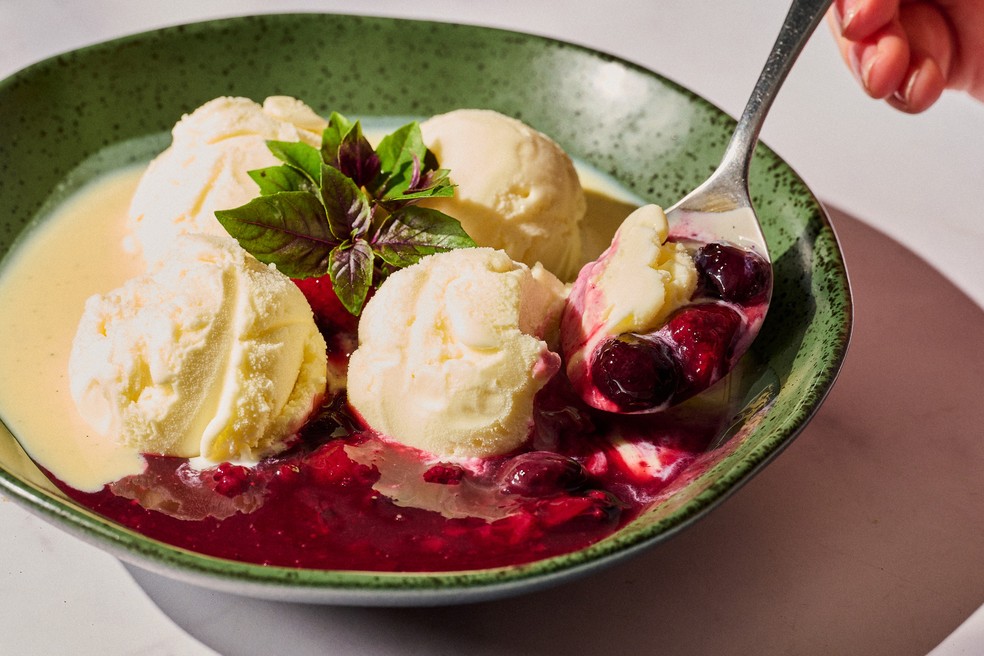 A taça Ráscal: sorvete de creme, creme inglês e calda de frutas vermelhas — Foto: Divulgação / Foto de Iago Fundaro