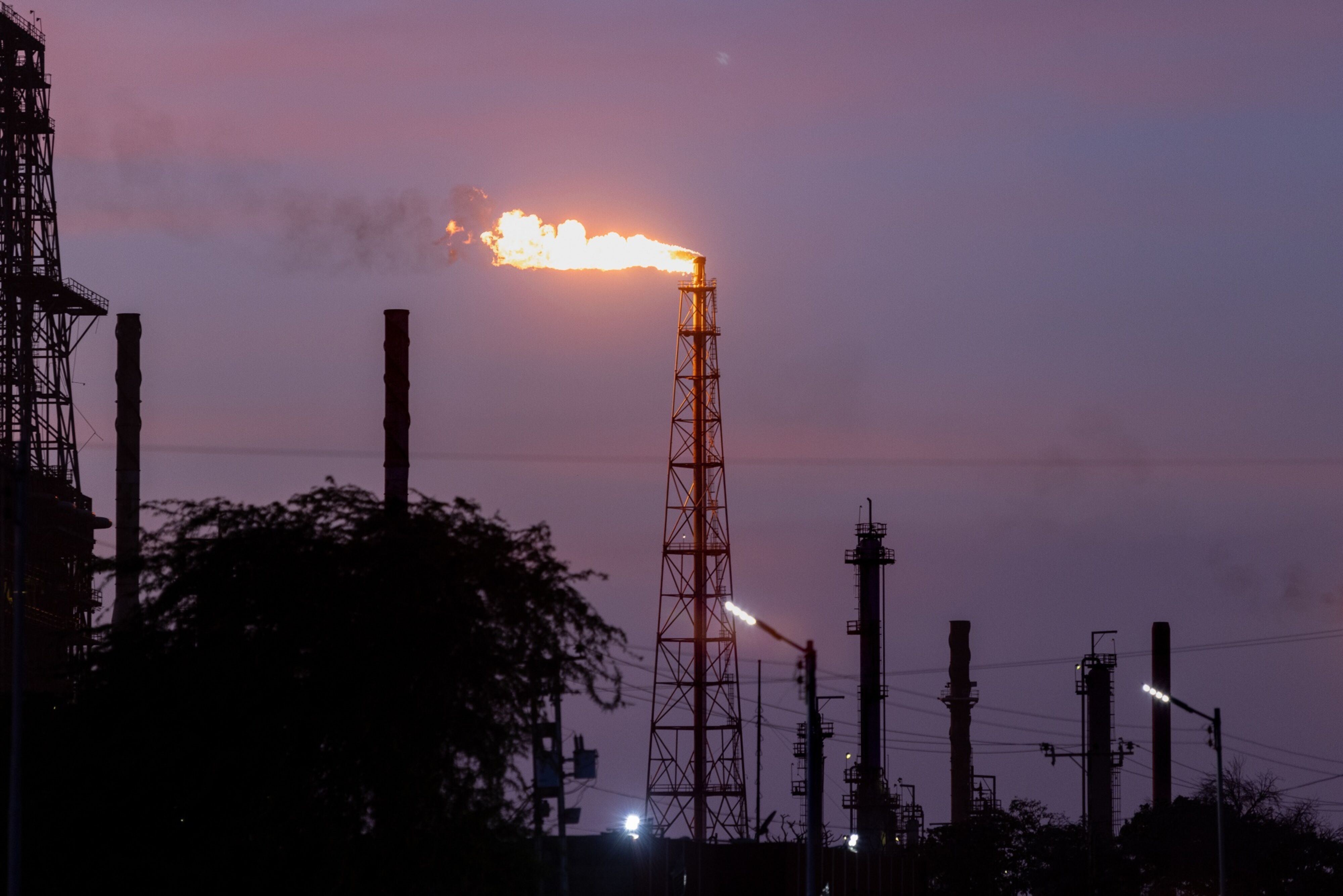 Petróleo acumula queda de 17,6% no ano; entenda os motivos