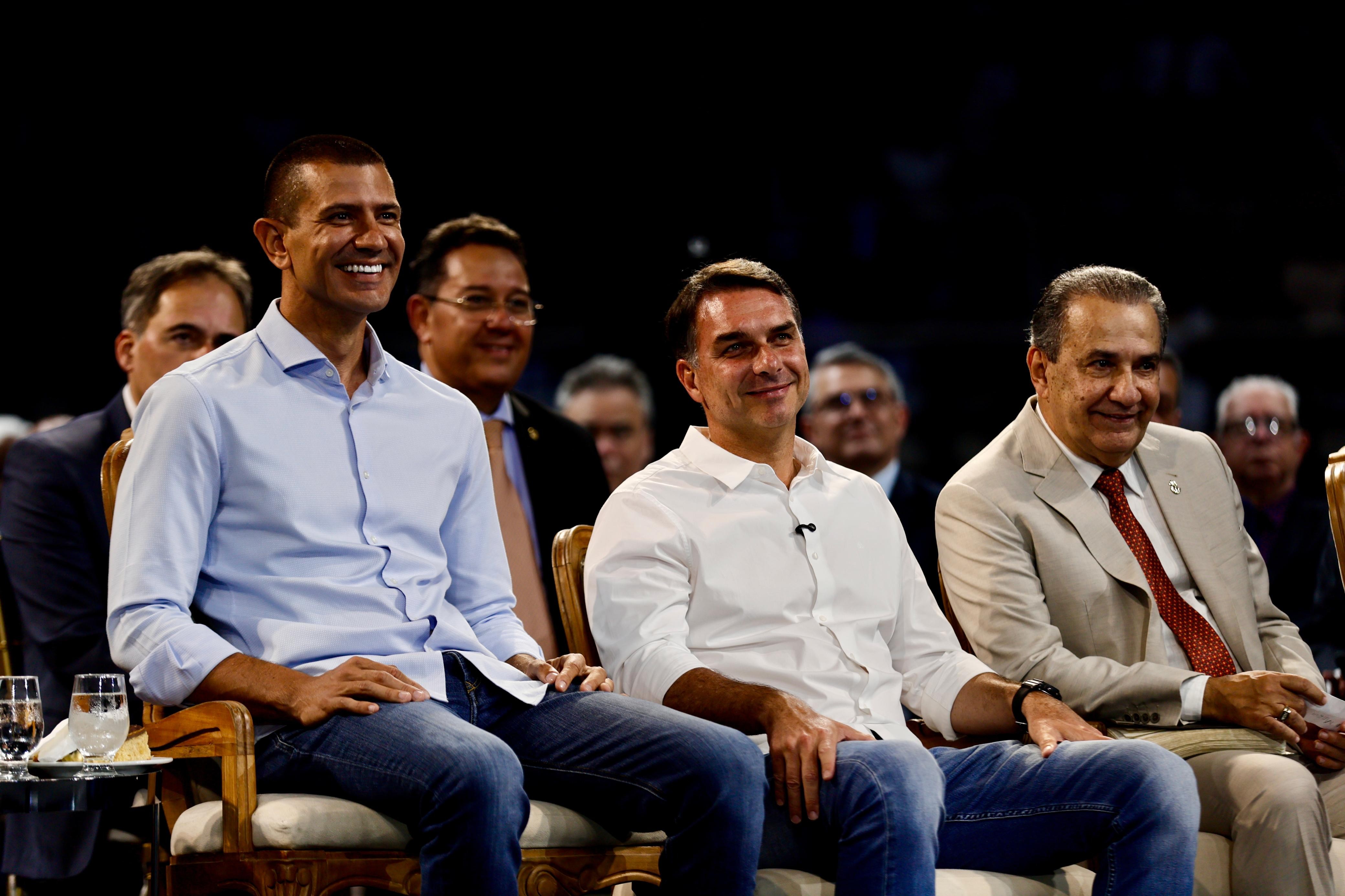 'Não posso pedir voto, mas se pudesse pediria para o Flávio Bolsonaro' diz Bispo Samuel Ferreira em evento evangélico com candidato no Maracanãzinho