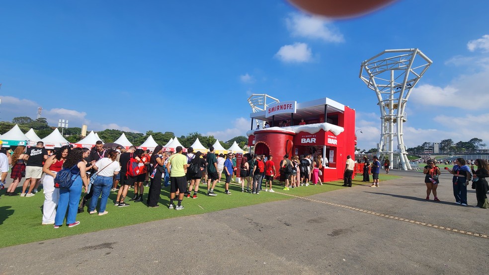 Bar que vende moscow mule fica próximo ao palco Perry, focado em música eletrônica, e é um dos mais movimentados — Foto: Hyndara Freitas