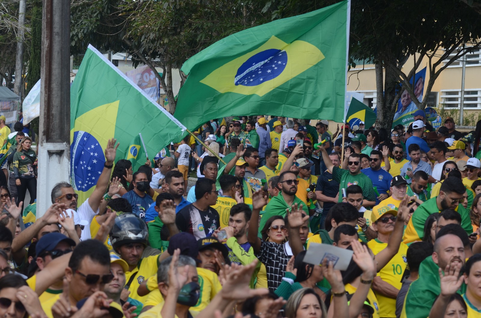 Apoiadores de Jair Bolsonaro em Garanhuns — Foto: Genival Paparazzi/Agência O Globo