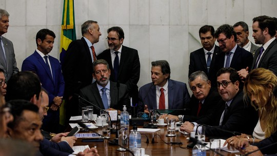 Lira resiste em atender pedido de Lula para relatoria da regulamentação da Reforma Tributária e texto pode ser fatiado