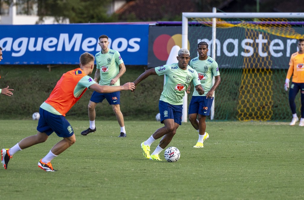 John Kennedy (com a bola) em treino da seleção brasileira. Atacante do Fluminense deve ser titular — Foto: Joilson Marconne / CBF