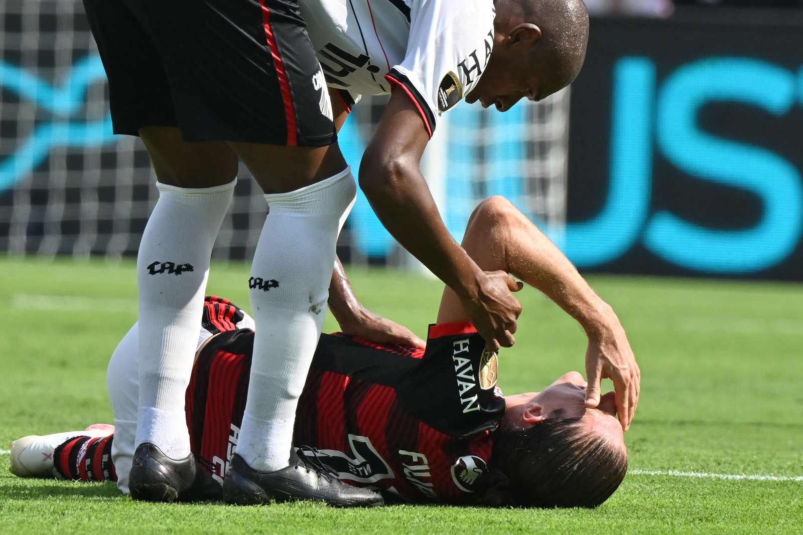 Filipe Luis lamenta lesão na final da Libertadores. — Foto: Luis Acosta / AFP