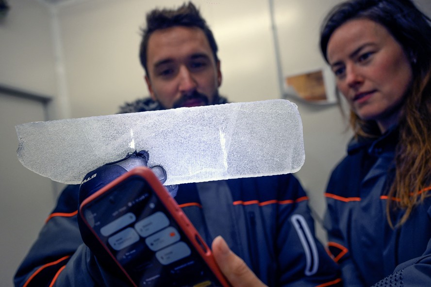 Cientistas estudam gelo para encontrar pistas climáticas em laboratório ...