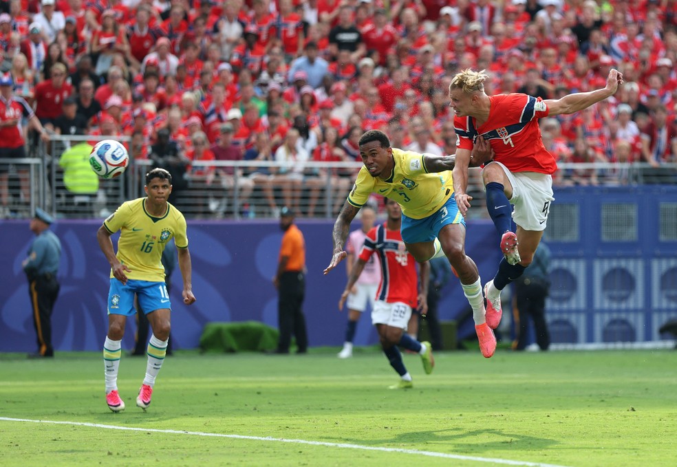 Erling Haaland cabeceia para abrir o placar em Nova Jersey — Foto: Al Bello/Getty Images/AFP