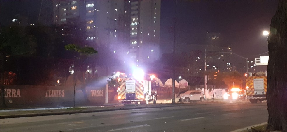 Carro foi atingido após explosão — Foto: Reprodução