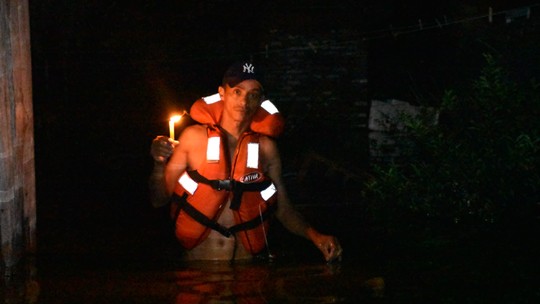 Chuvas no RS: homem é resgatado pela Marinha após usar vela para iluminar trajeto e escapar de enchente à noite; fotos