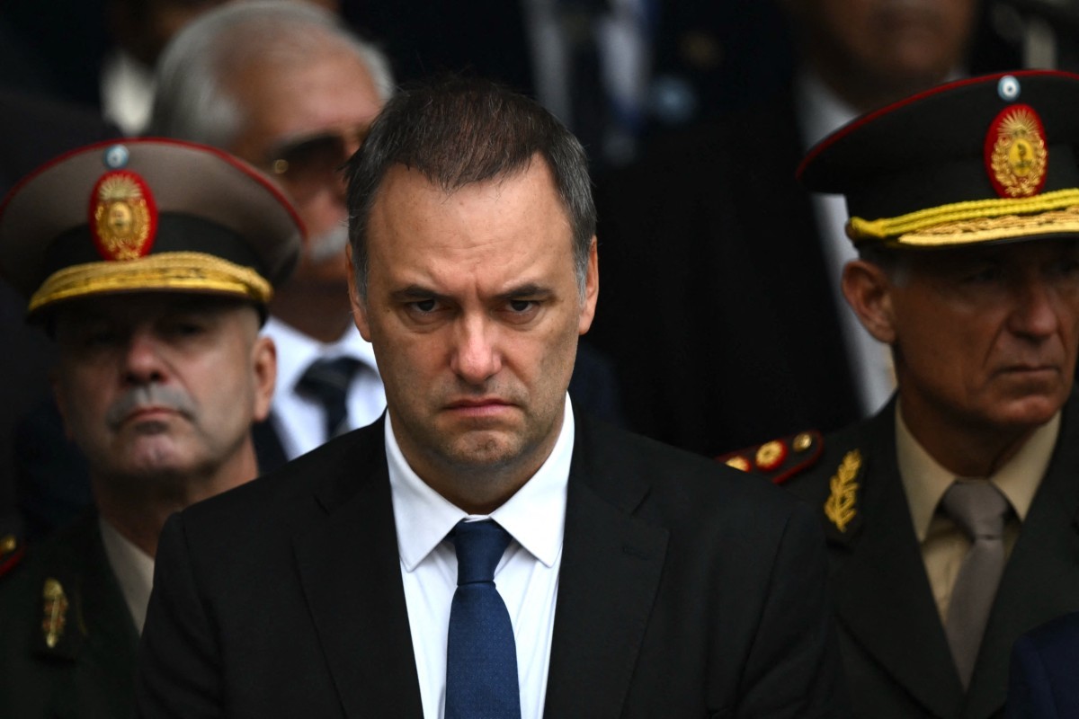 Chefe de gabinete de Milei admite não ter declarado meio mil