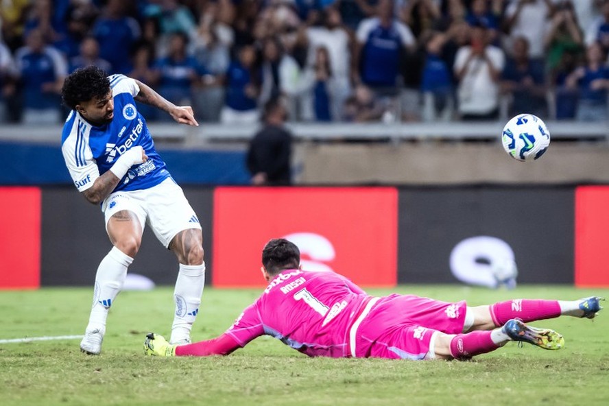 Gabigol marca pênalti nos acréscimos contra o Flamengo e dá a vitória para o Cruzeiro