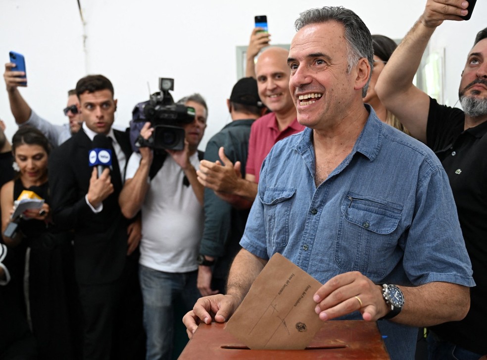 O candidato da Frente Ampla, Yamandú Orsi, vota nas eleições presidenciais do Uruguai — Foto: EITAN ABRAMOVICH / AFP
