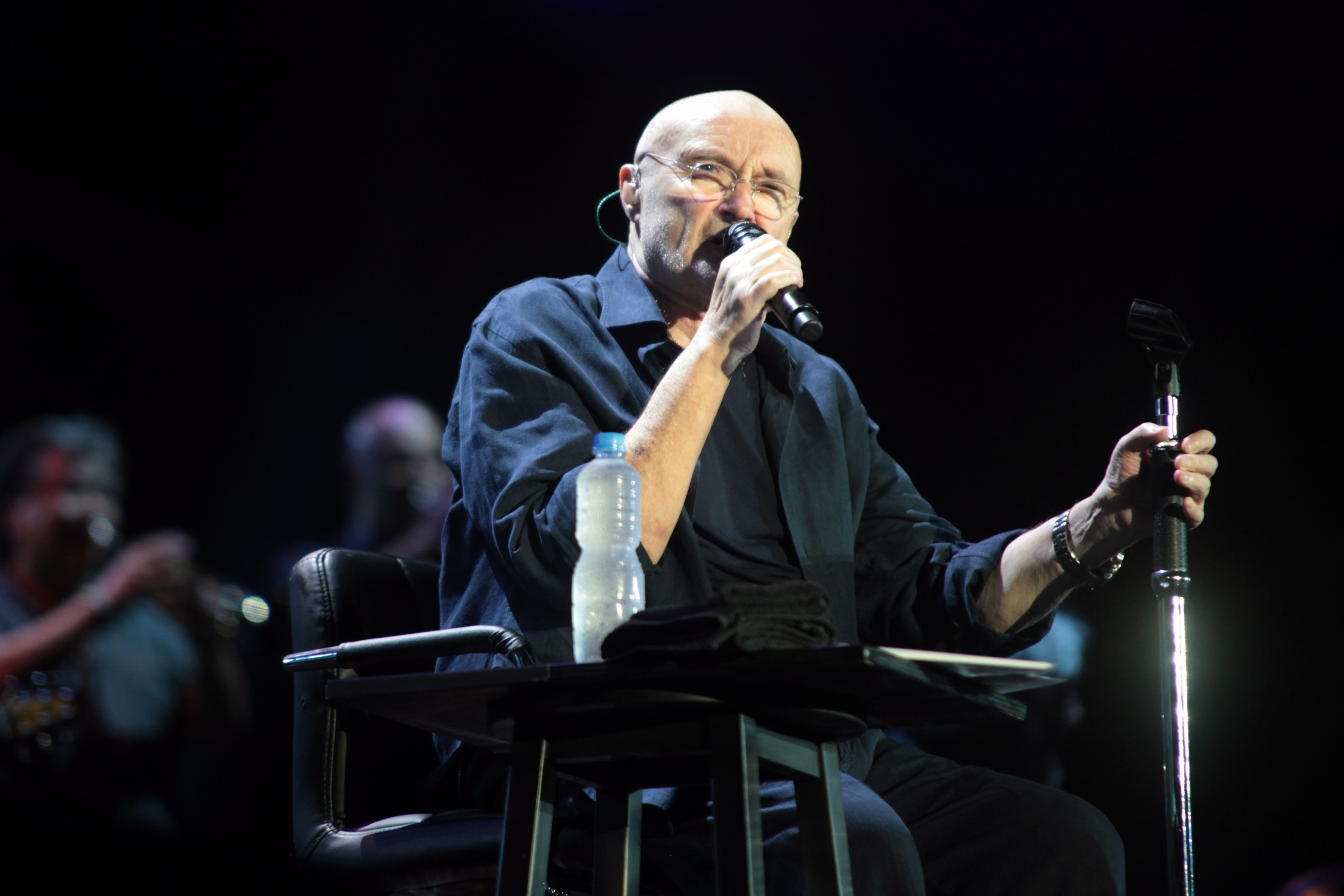 Phil Collins fala sobre período de alcoolismo severo: 