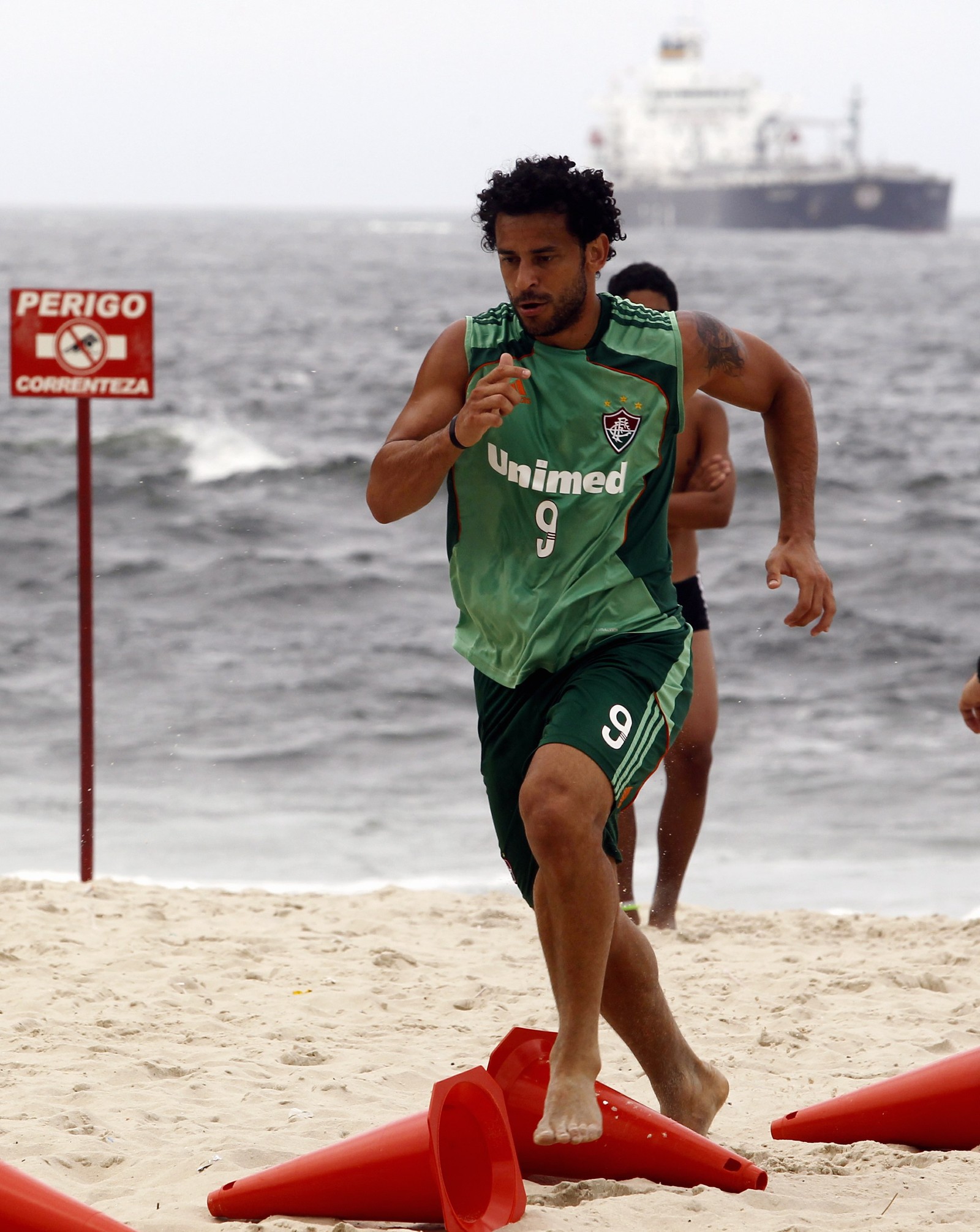 Fred treina na praia do Leme em 2011 — Foto: Jorge William / Agência O Globo