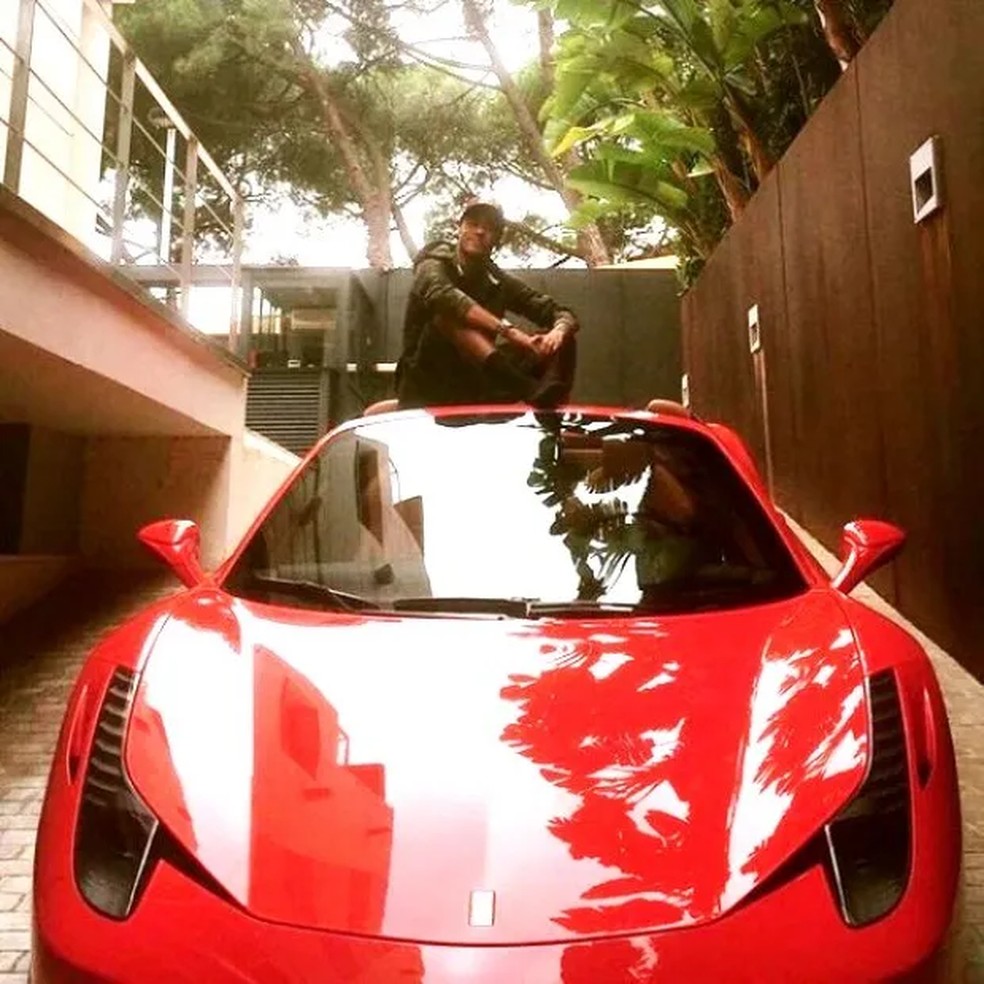 Neymar – Ferrari 458 Spider — Foto: Reprodução