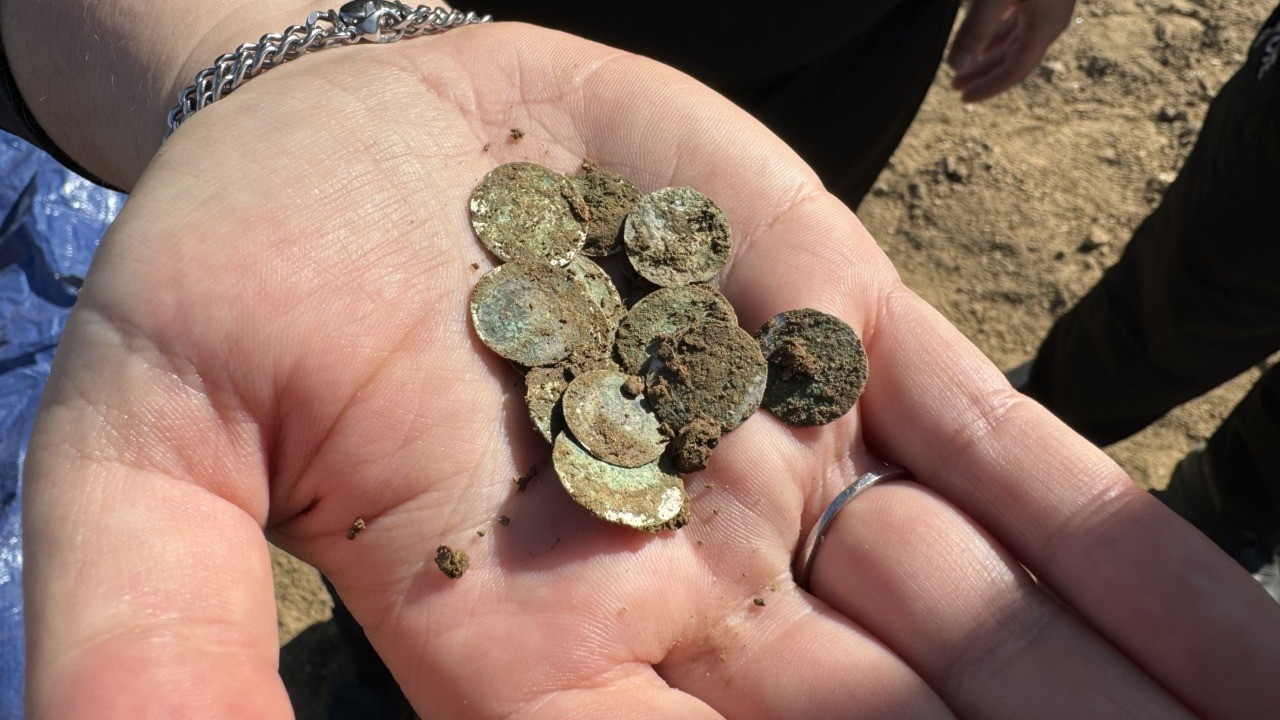 Achado por acaso: mulher encontra tesouro com mais de 2 mil moedas medievais durante caminhada na Rep&uacute;blica Tcheca