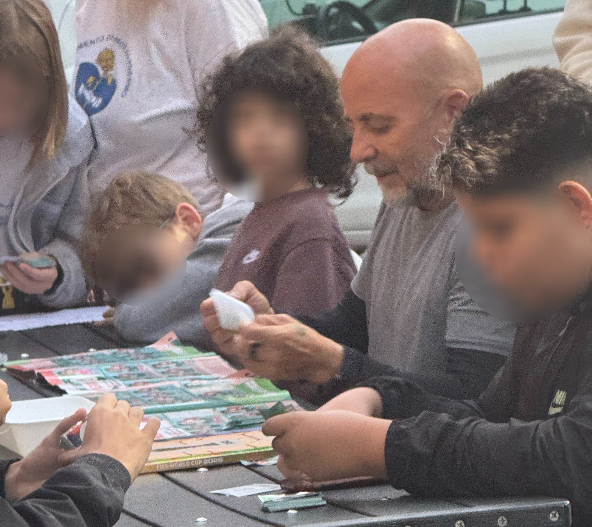 Até tu, mister? Sampaoli é flagrado em rodinha de troca de figurinhas da Copa no Rio