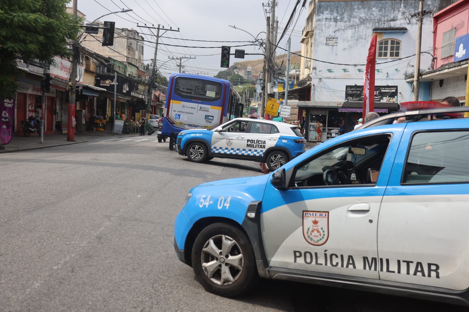 Violência no Rio: Tráfico utiliza ônibus como barricadas em protesto contra a polícia