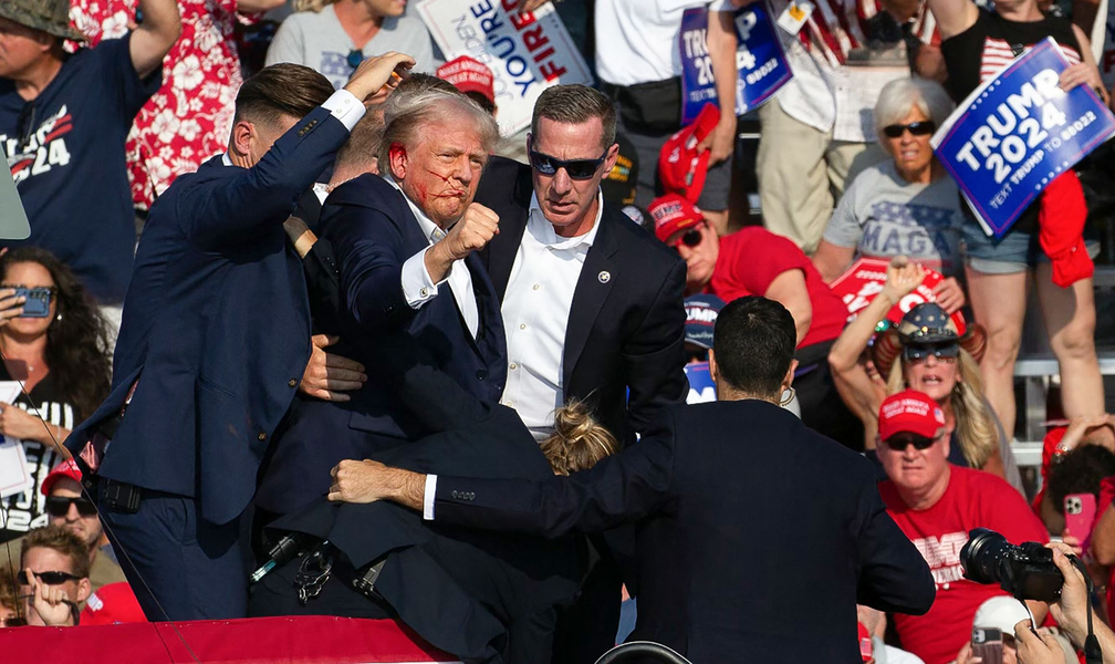 Ex-presidente dos EUA, Donald Trump, saiu de comício com sangue no rosto após serem ouvidos sons de tiros; Serviço Secreto diz que ele passa bem — Foto: Rebecca Droke/AFP