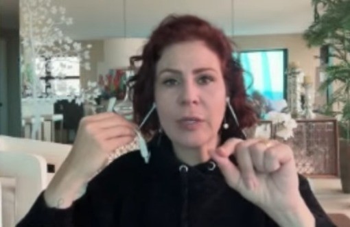 Carla Zambelli pede salvo-conduto ao STF para voltar ao Brasil e votar na mãe, candidata a deputada federal