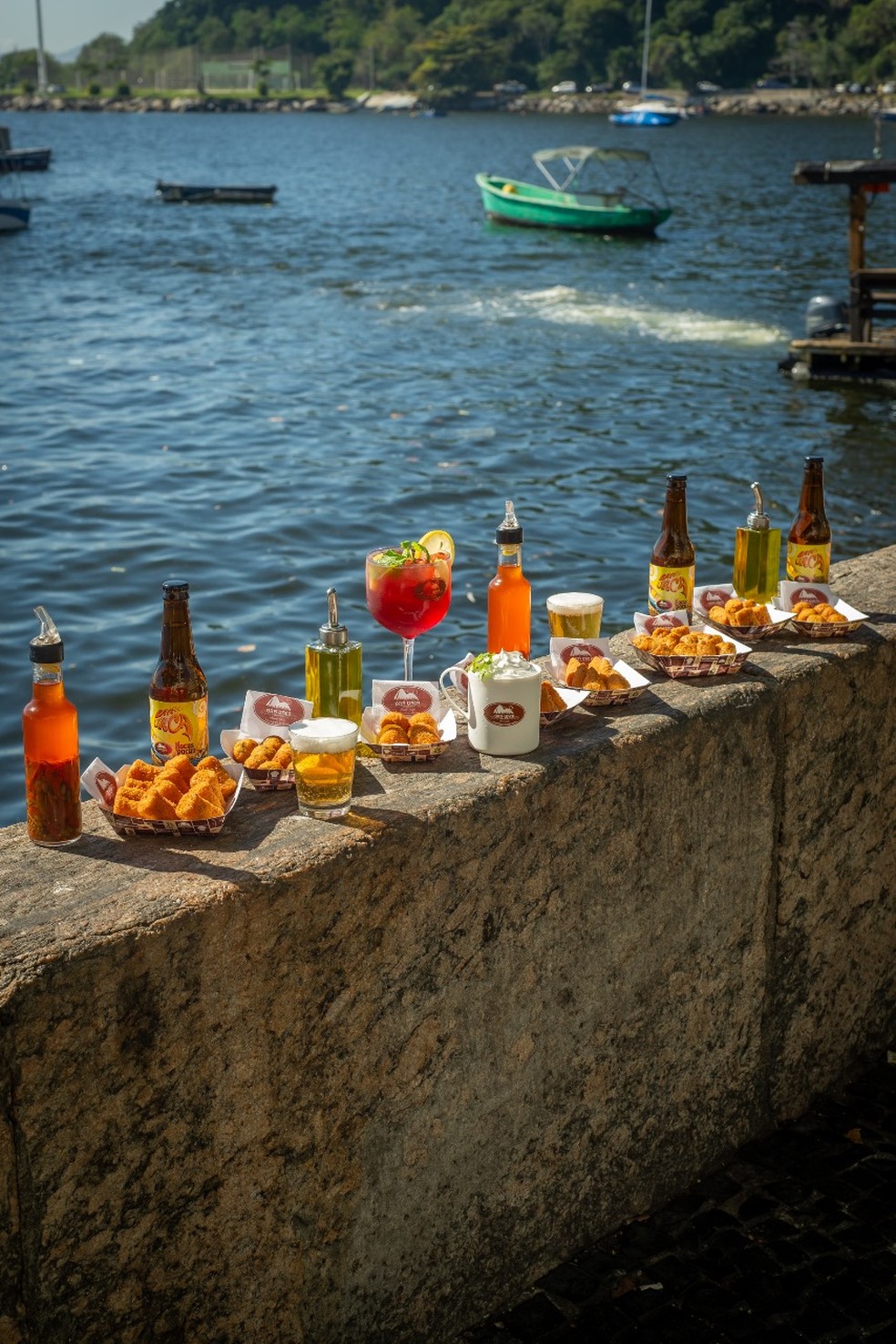 Bar Urca, mureta com petisco e cerveja gelada — Foto: Divulgação