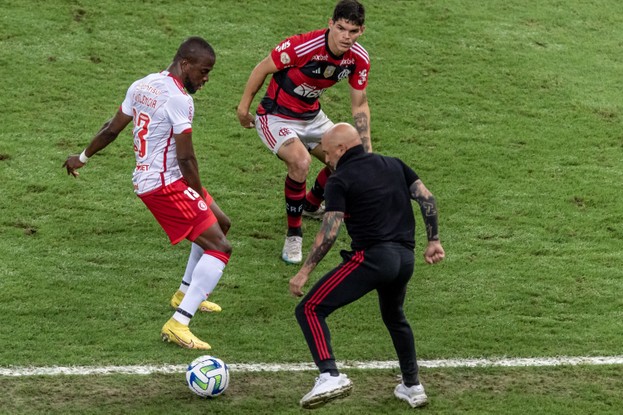 Valencia e Ayrton Lucas observados por Jorge Sampaoli no duelo entre Flamengo e Internacional